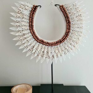 Lancip schelpenketting op standaard